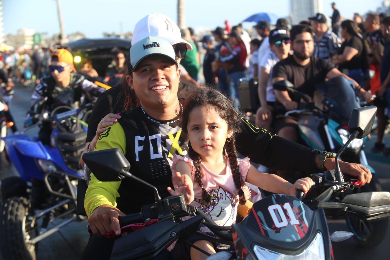 $!Miles de motociclistas convierten el malecón en un Carnaval