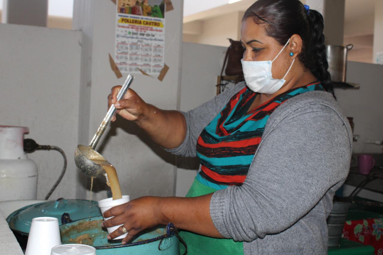 $!El atole, gorditas y bollitos es una tradición en el mercado Miguel Hidalgo, en Escuinapa