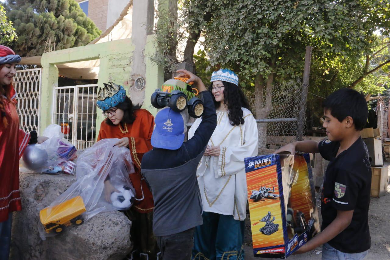 $!Muy animados se mostraron los infantes a la hora de recibir sus regalos.