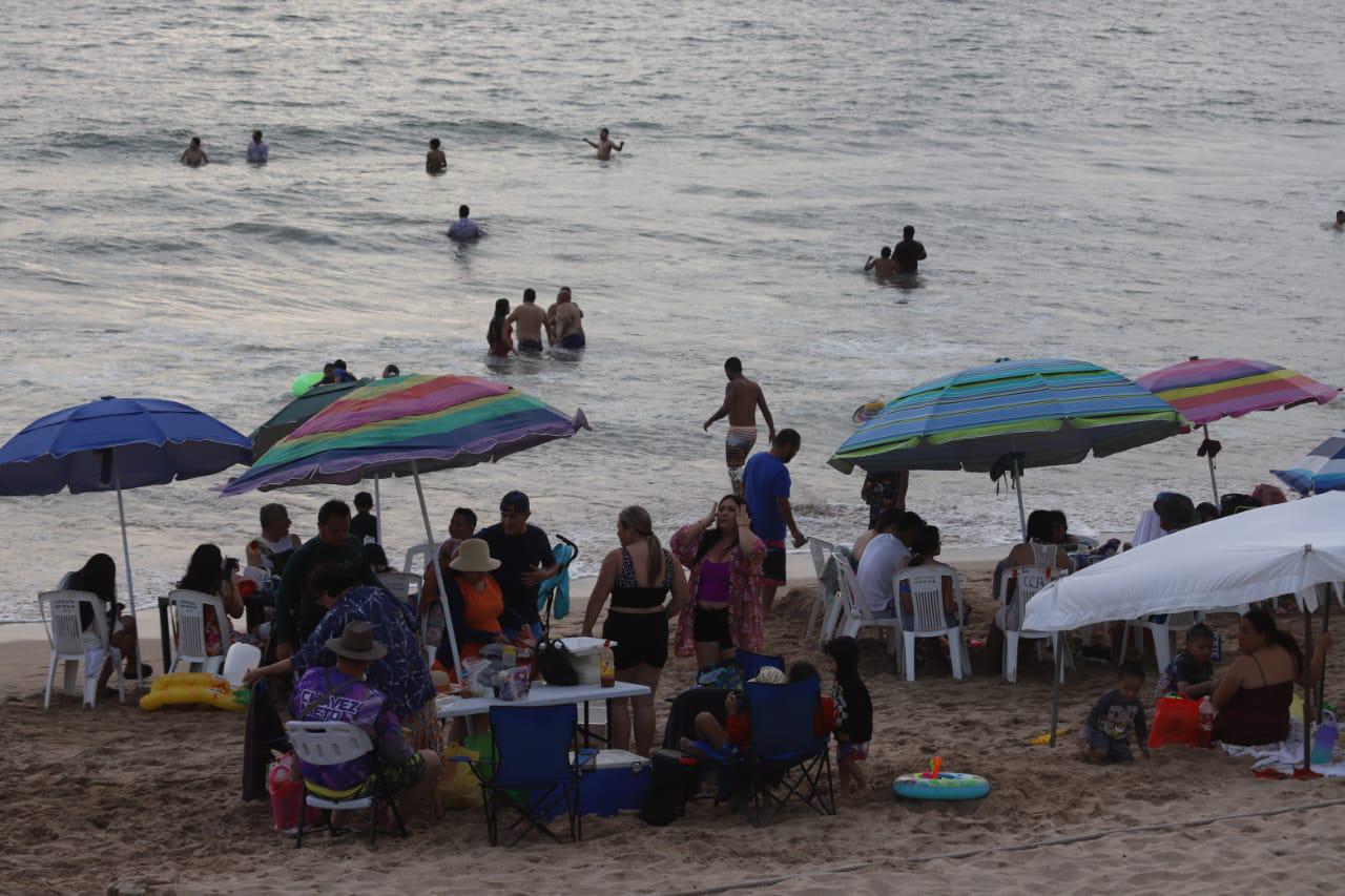 $!#FOTOS | Así fueron los últimos minutos en las playas de Mazatlán este Sábado Santo