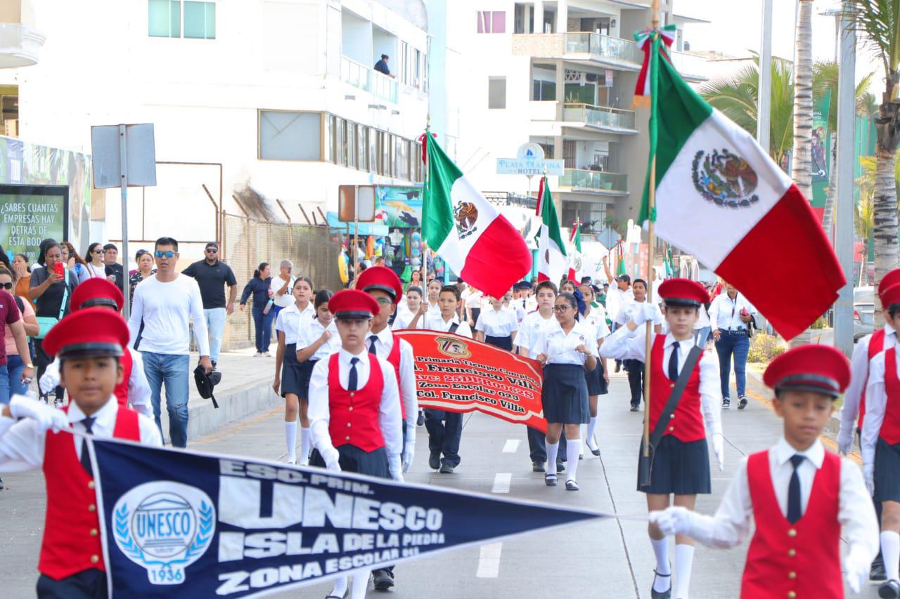 $!Desfilan escoltas de primarias resaltando la Bandera de México