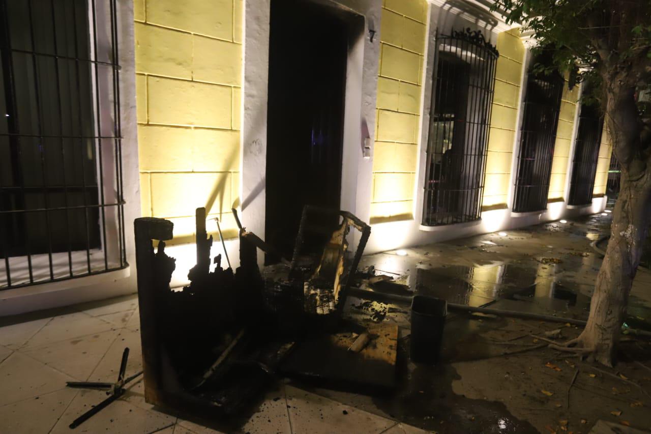 $!Se incendia inmueble a un costado del Museo de Arte de Mazatlán y este resulta dañado