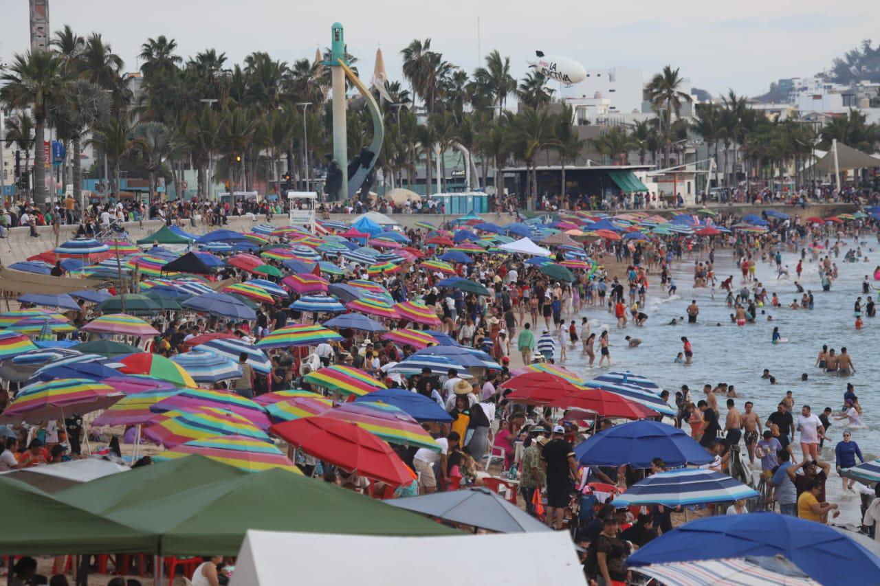 $!#FOTOS | Así fueron los últimos minutos en las playas de Mazatlán este Sábado Santo