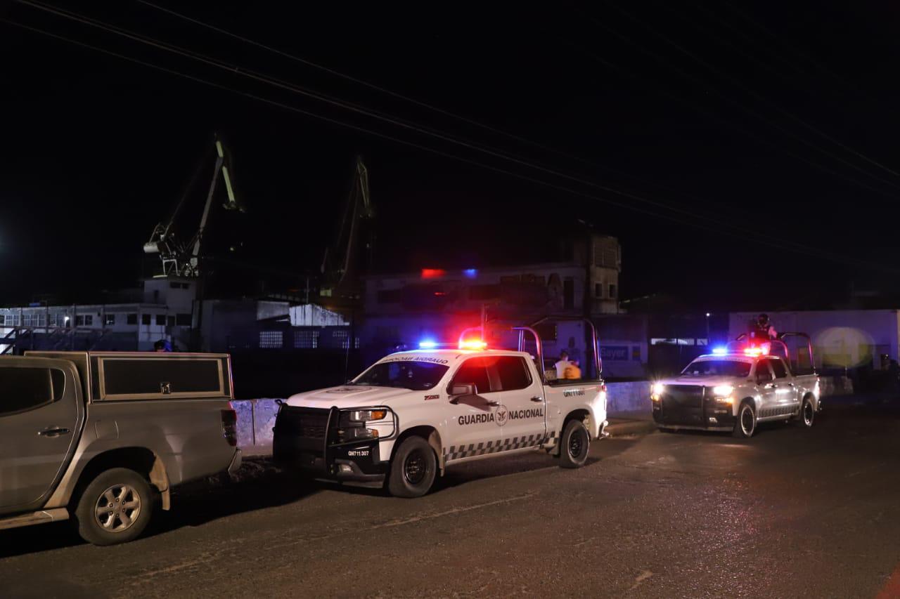 $!En Mazatlán, edificio junto al Puente Juárez es inspeccionado ante presunto hallazgo de tomas clandestinas de combustible