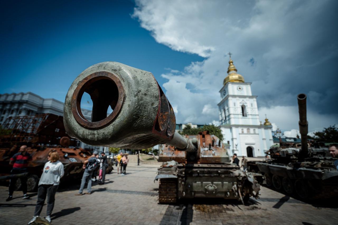 $!La capital de Ucrania, Kiev, con equipo militar destruido al ejército de Rusia.