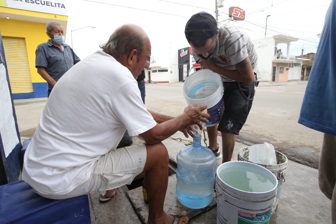 $!‘Cuando no hay agua, abrimos para que la gente se beneficie’, dicen vecinos en Mazatlán sobre registros de Telmex