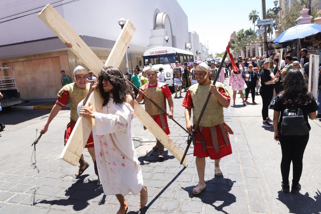 $!Presencian mazatlecos y turistas Viacrucis en calles del Centro