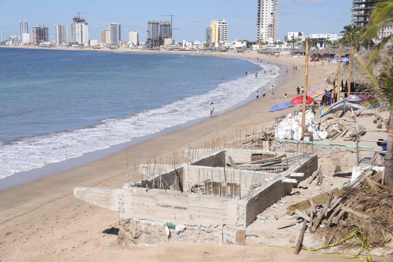 $!Concluye demolición de parte de cimentación de palapa en playa de Mazatlán