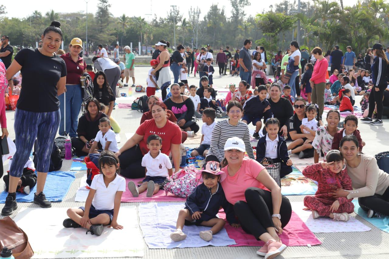 $!Pequeñines de preescolar practican yoga de manera masiva