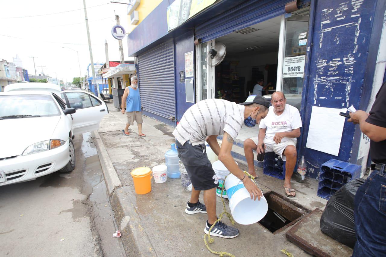 $!‘Cuando no hay agua, abrimos para que la gente se beneficie’, dicen vecinos en Mazatlán sobre registros de Telmex