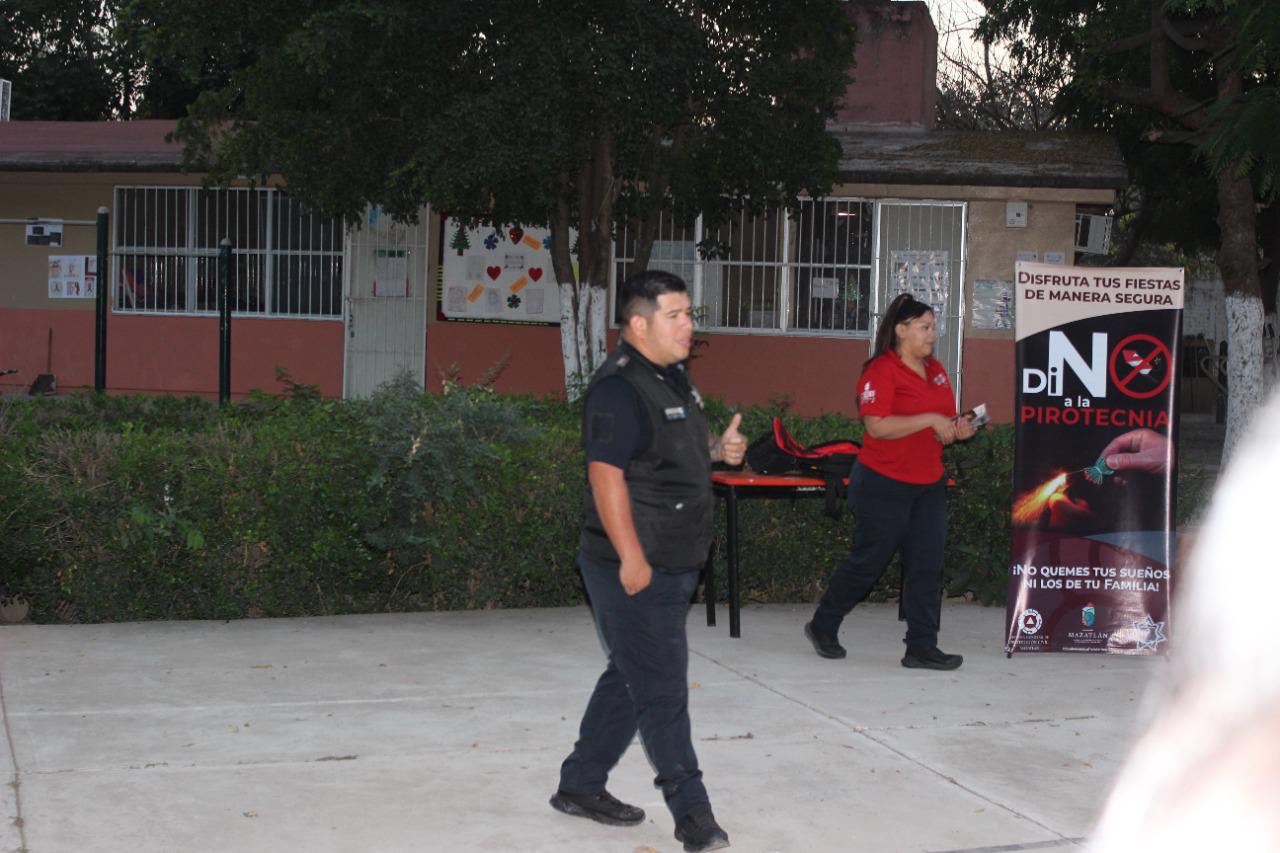 $!Muestran a alumnos de preparatoria de Siqueros los riesgos de usar pirotecnia