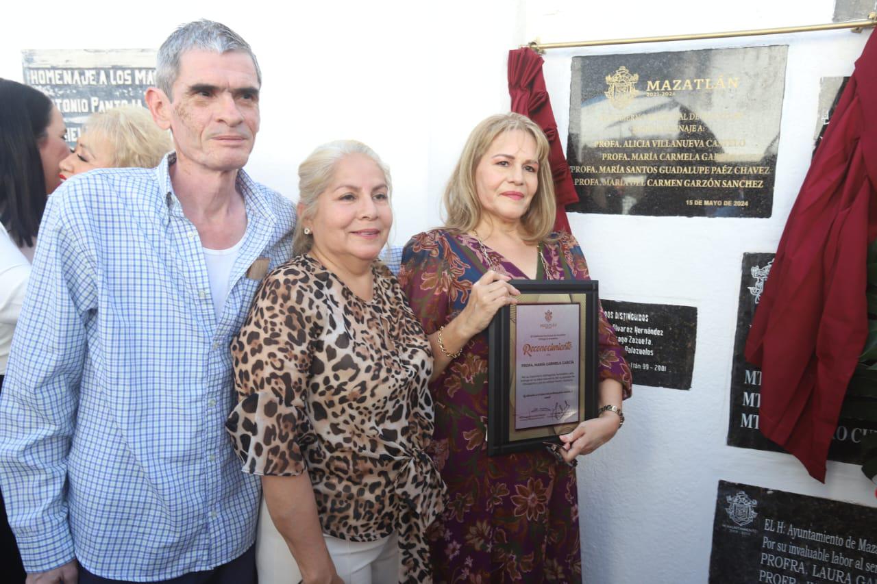 $!Familiares de la maestra Carmela García recibieron el reconocimiento.