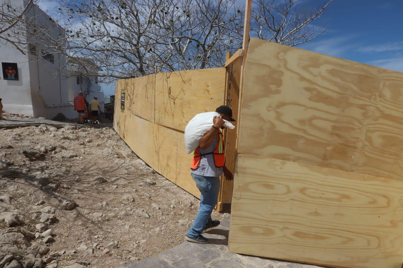 $!Pese a suspensión de la obra, construcción de tirolesa continúa en Cerro del Crestón