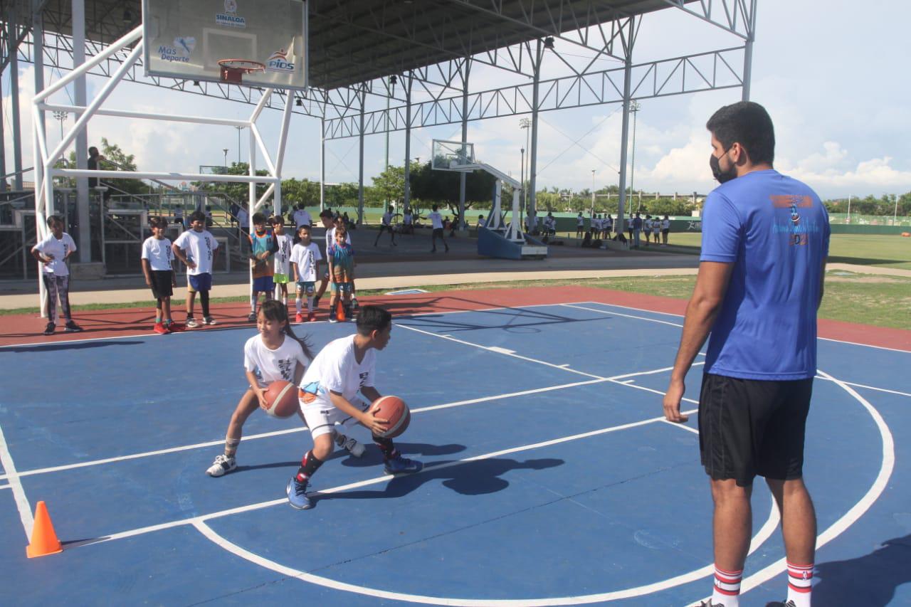 $!Aprenden las técnicas del baloncesto en el Campamento de Verano Academia Delfines