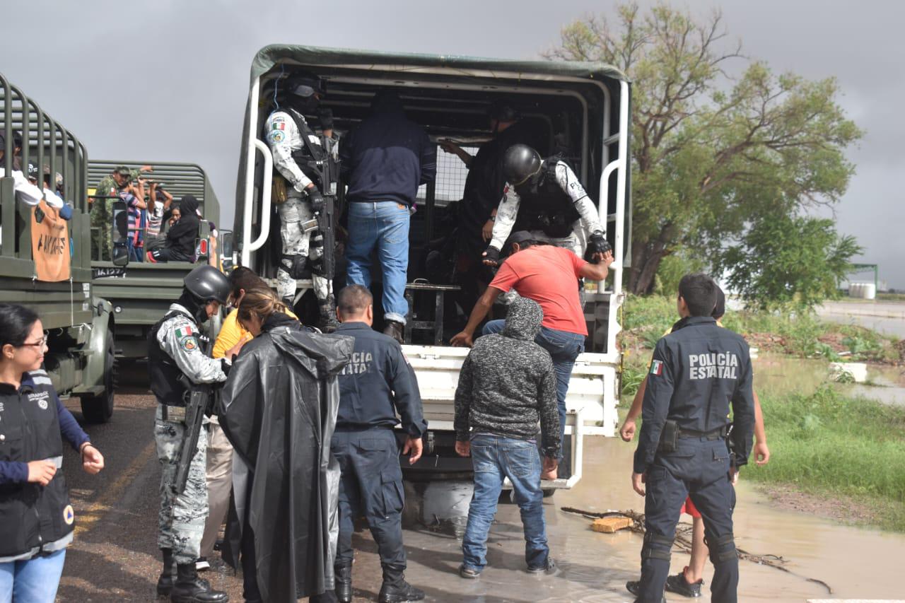 $!Rescatan a 74 jornaleros por inundación en campo agrícola de Villa Juárez