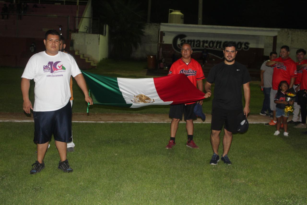 $!Homenajean a González y Muratalla al inaugurarse en Escuinapa ligas de Softbol Novatos y Libre Varonil