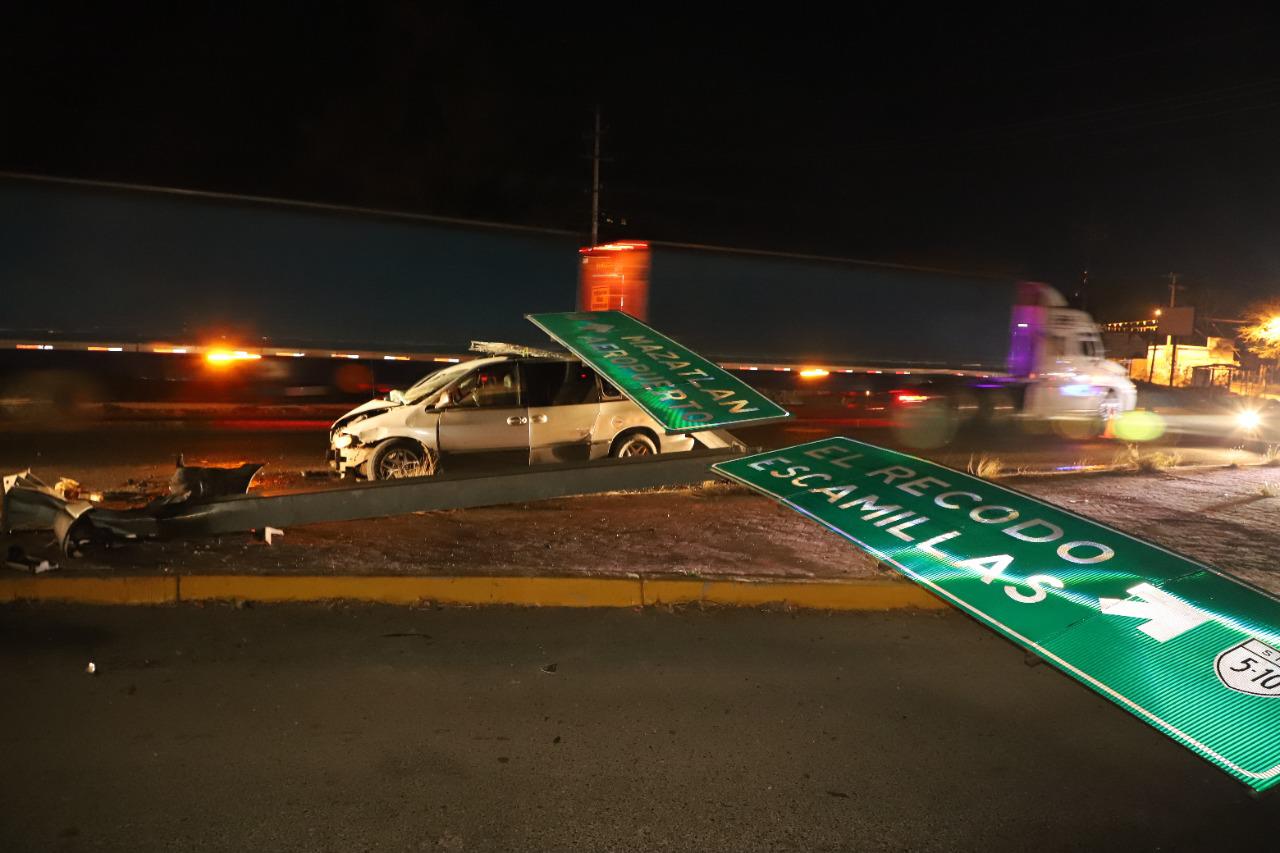 $!Fuerte choque en crucero de La Urraca, al sur de Mazatlán; derriba poste con señalética