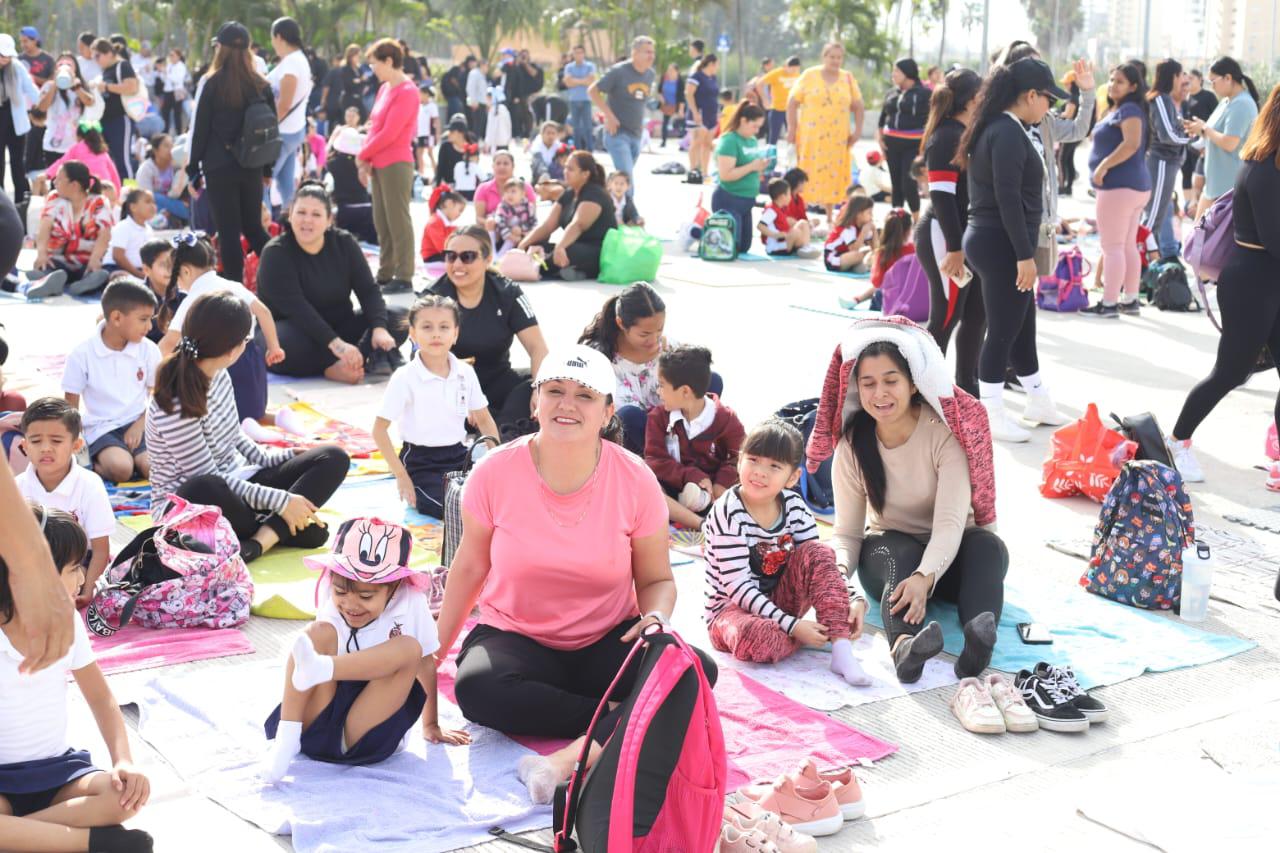 $!Pequeñines de preescolar practican yoga de manera masiva