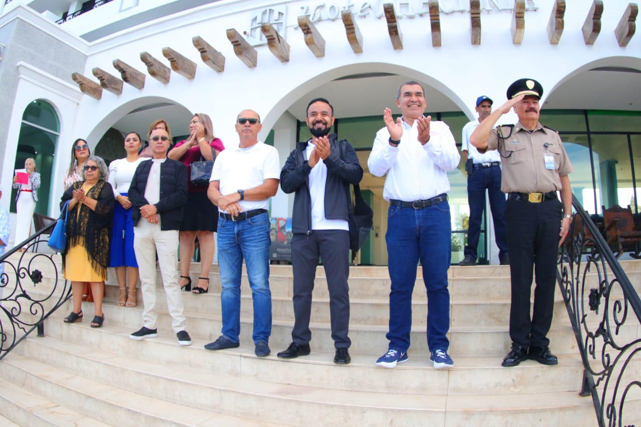 $!Desfilan escoltas de primarias resaltando la Bandera de México