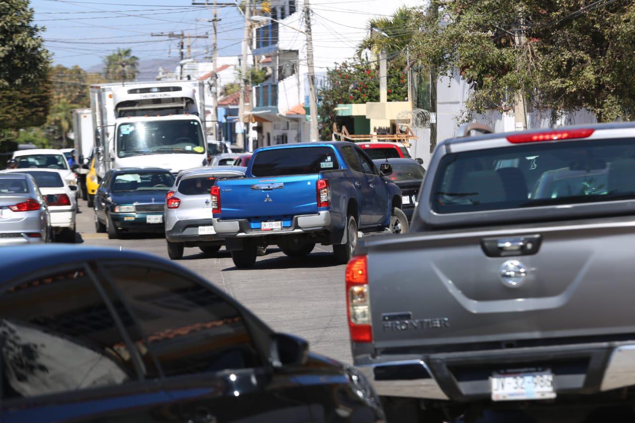 $!Cierran Avenida Leonismo Internacional y ocasiona caos vial por rutas alternas