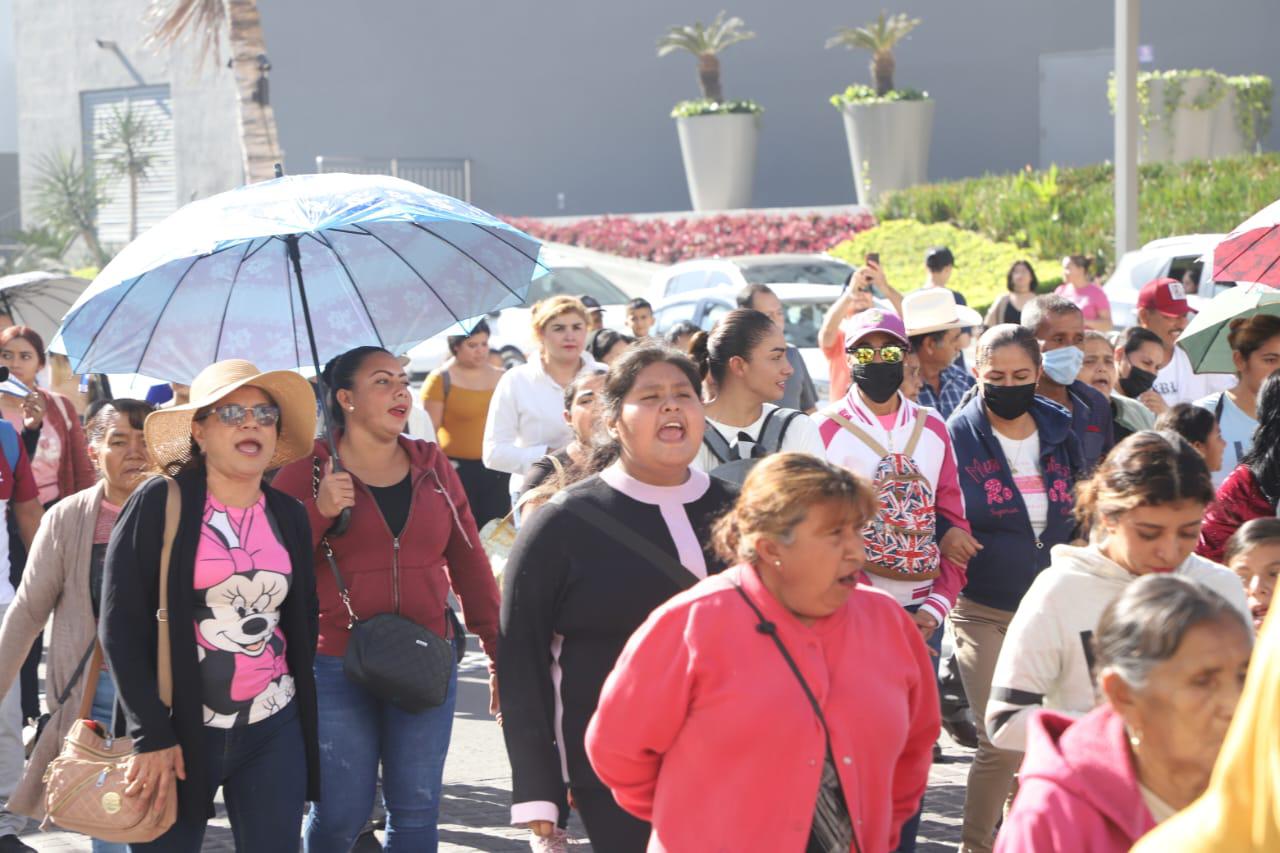 $!Desplazados del sur de Sinaloa marchan para exigir vivienda