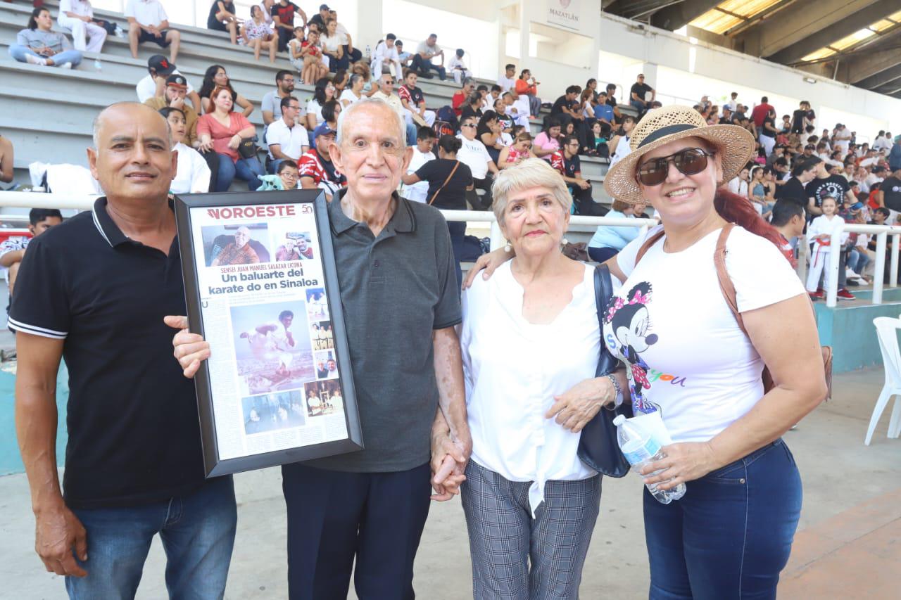 $!Juan Manuel Salazar Licona entre su yerno, José Rosario de la Rosa; su esposa, Elisa Gámez de Salazar y su hija, Elva Leticia Salazar.