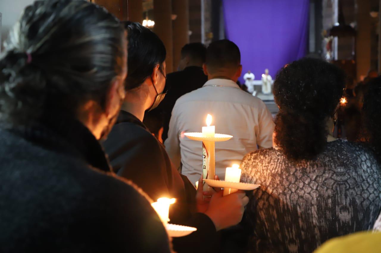 $!En Catedral de Mazatlán celebran la Vigilia de la Resurrección del Señor