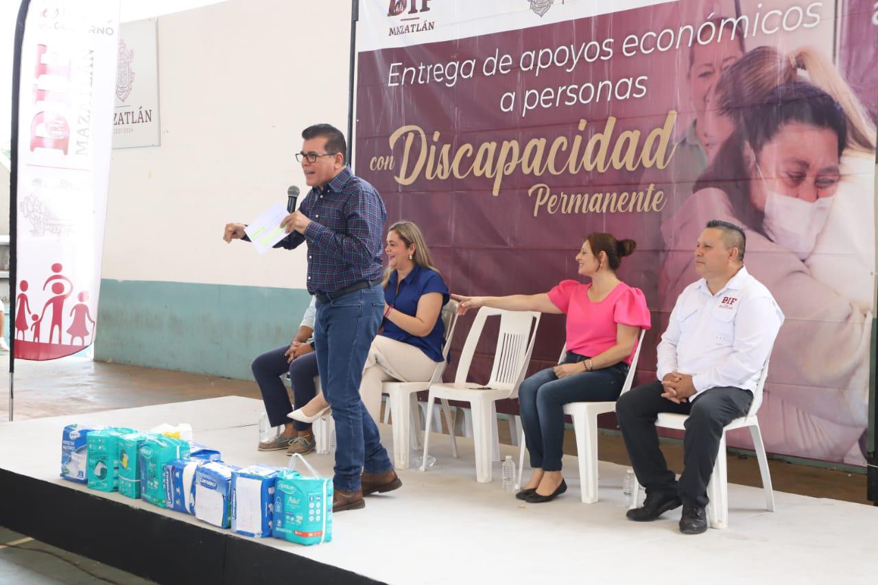 $!Entrega DIF Mazatlán 500 apoyos económicos para personas con discapacidad permanente