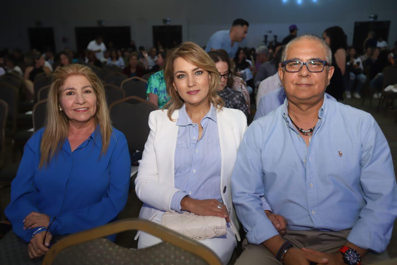 $!Angélica Vázquez, Patricia de Santa Cruz y Nicolás Santa Cruz.