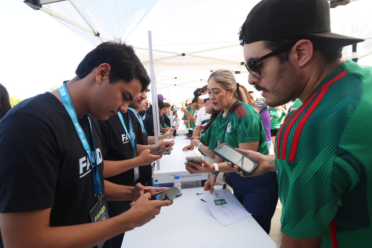 $!‘Pintan de verde’ el Kraken en una fiesta familiar de futbol