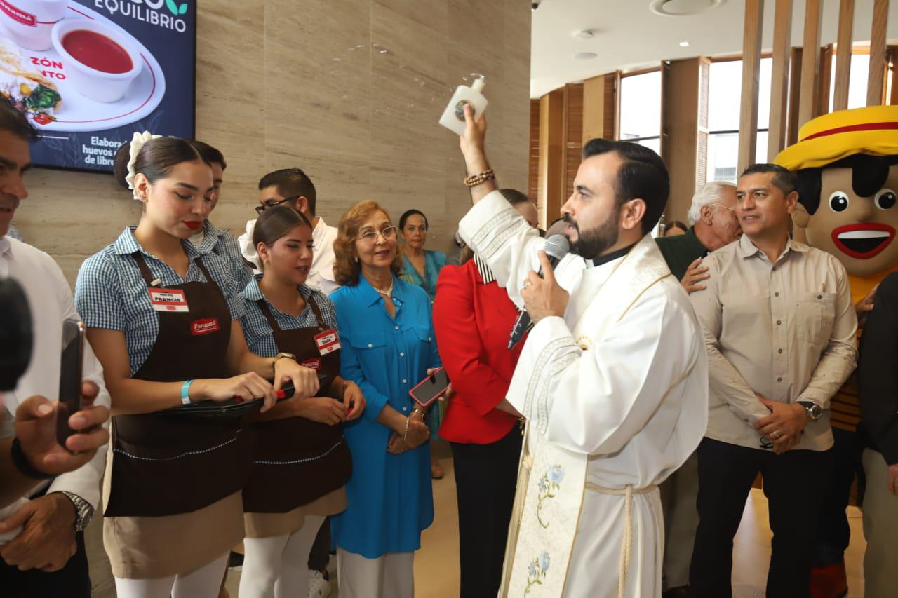 $!El Padre Armando Durán bendice las instalaciones.