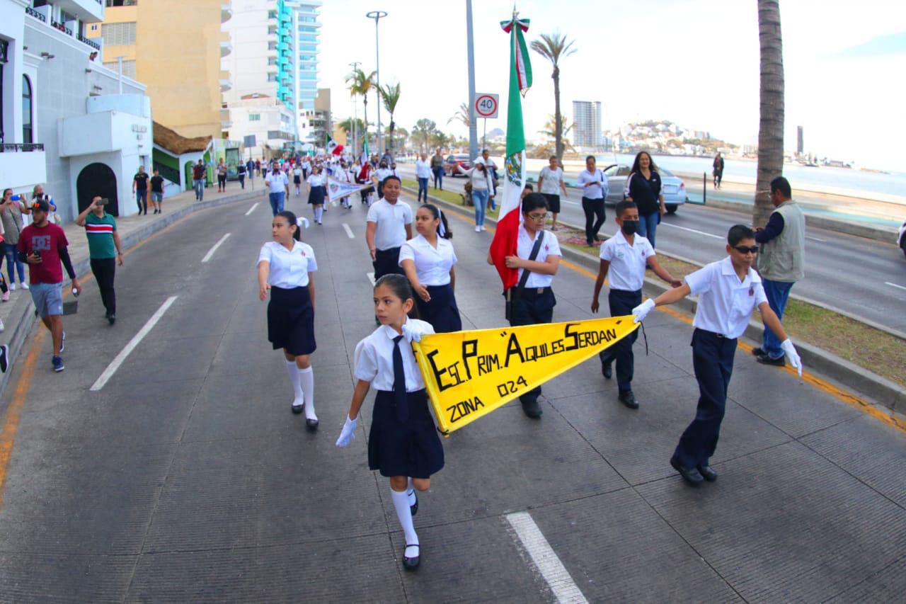 $!Desfilan escoltas de primarias resaltando la Bandera de México