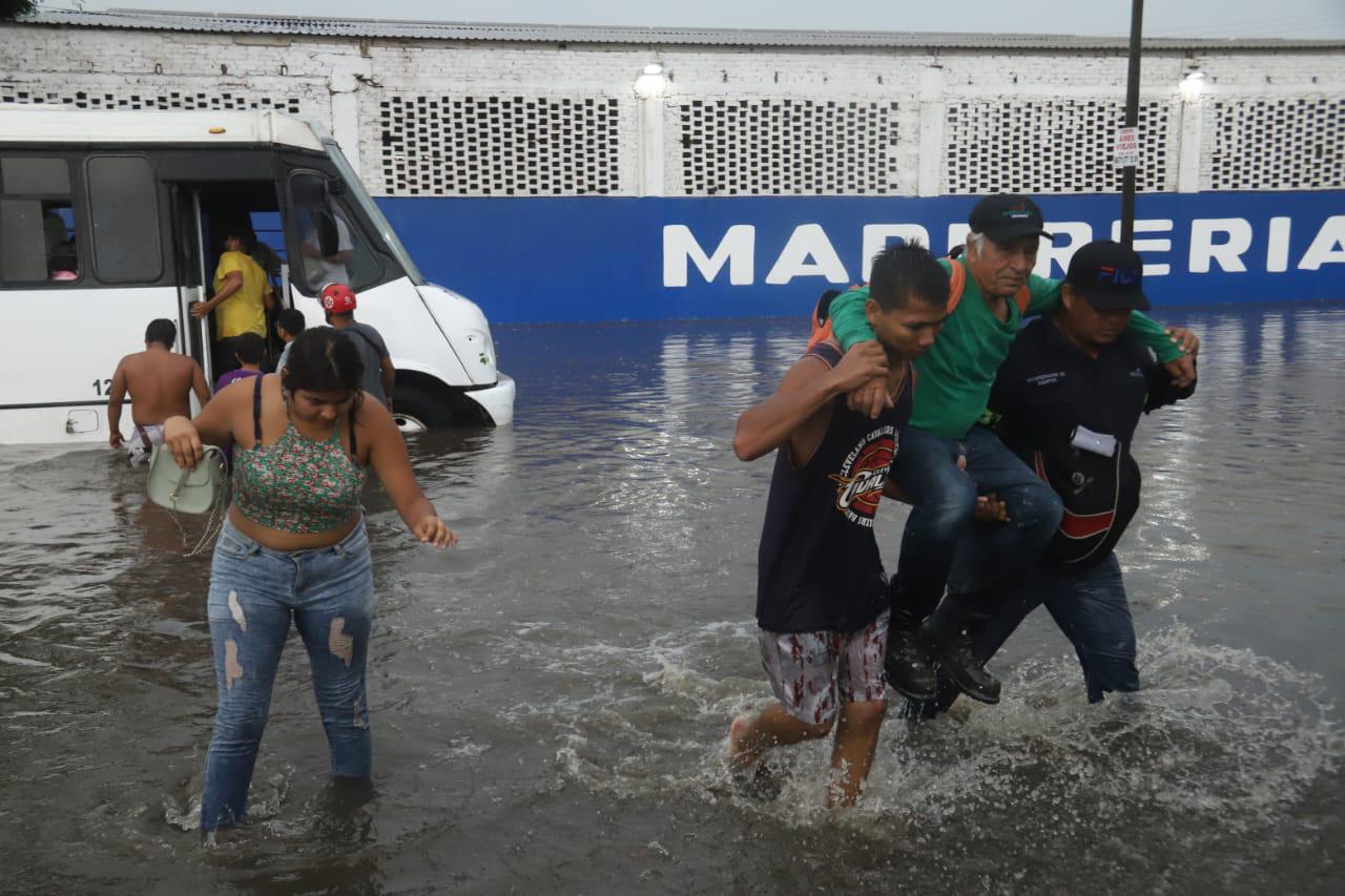 $!Se vara camión en avenida inundada y rescatan a pasajeros en Mazatlán