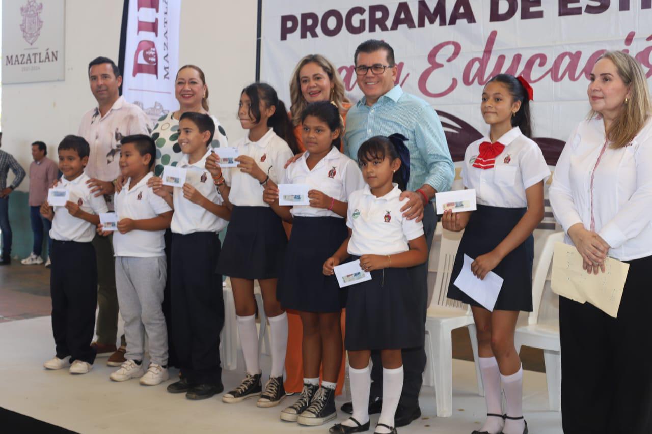 $!Entregan becas del Programa de Estímulos a la Educación Básica, en Mazatlán