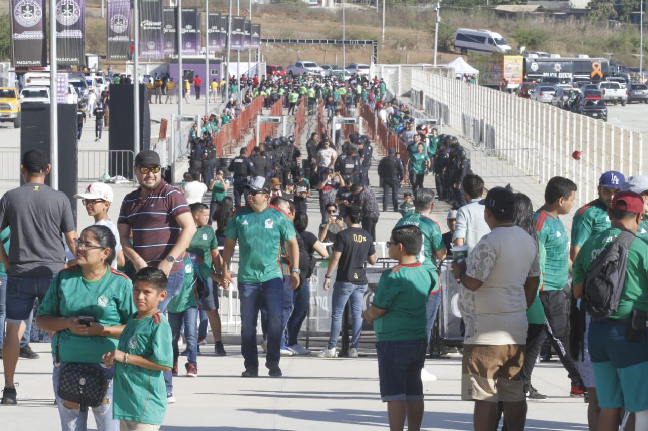 $!‘Pintan de verde’ el Kraken en una fiesta familiar de futbol