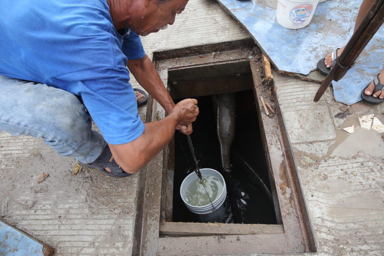 $!‘Nos hace falta el agua para echarle al baño, para bañarse’, dicen vecinos que abren registros de Telmex