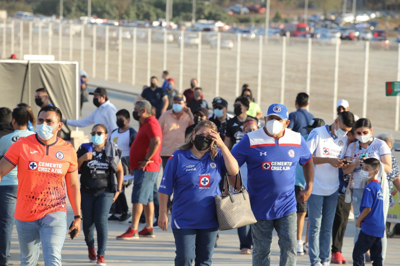 $!Aficionados de La Máquina pintan de azul el estadio Kraken