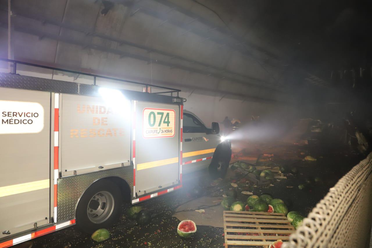 $!Se incendia tractocamión en el túnel El Carrizo II de la Durango-Mazatlán; muere un chofer y otro huye