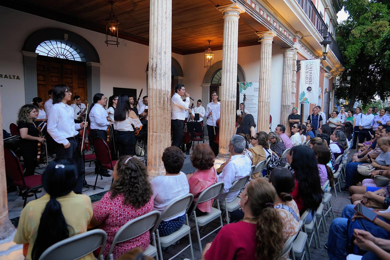 $!Los concionistas disfrutaron de concierto brindado a las afueras del Teatro Ángela Peralta.