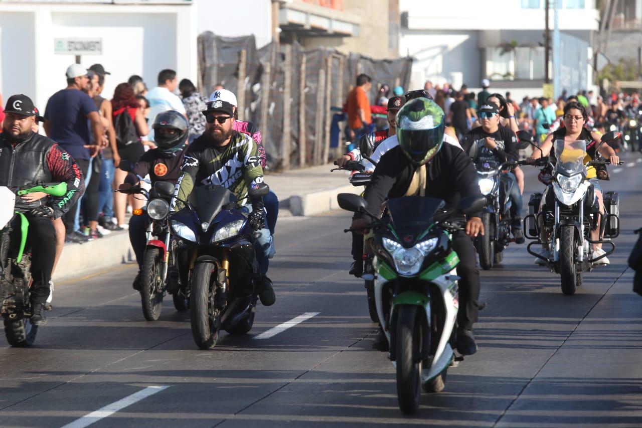 $!Miles de motociclistas convierten el malecón en un Carnaval