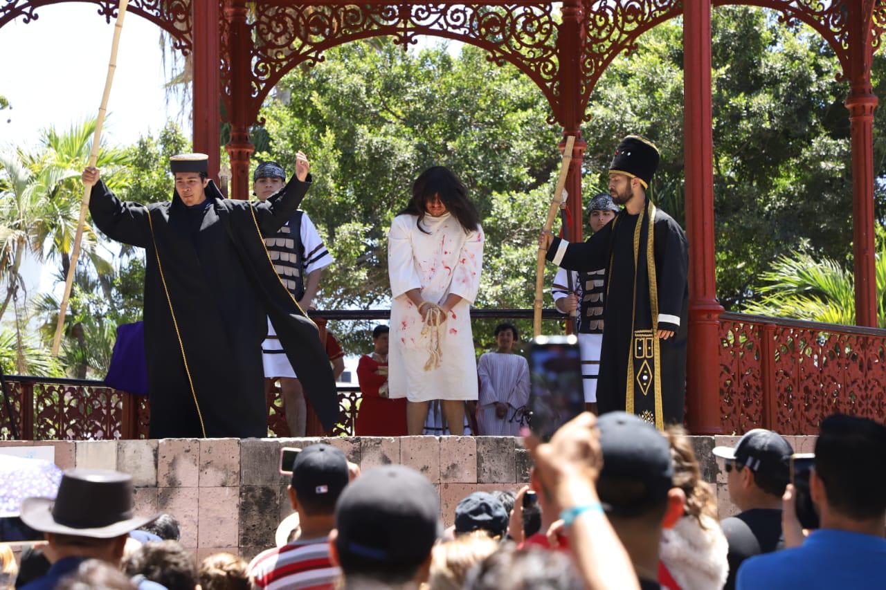 $!Presencian mazatlecos y turistas Viacrucis en calles del Centro