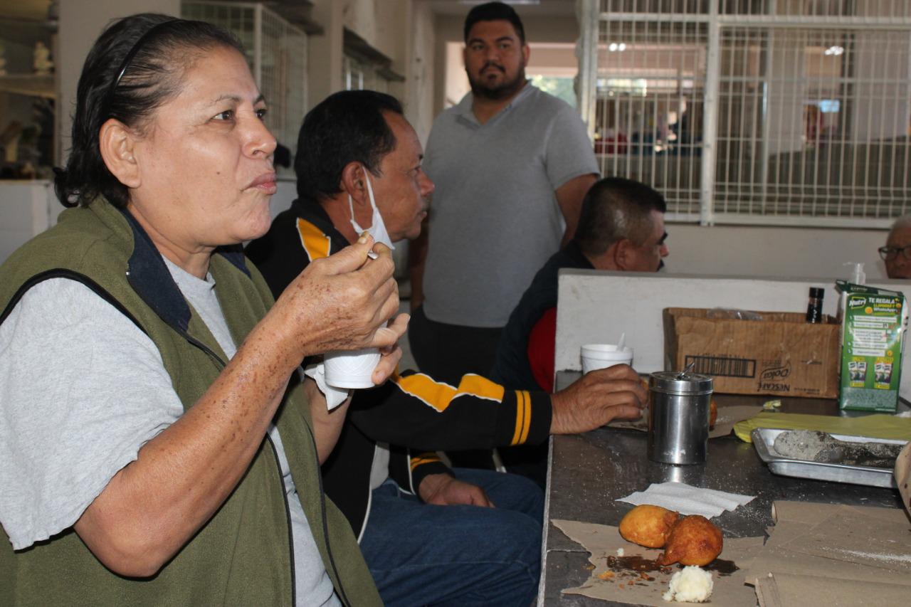 $!El atole, gorditas y bollitos es una tradición en el mercado Miguel Hidalgo, en Escuinapa