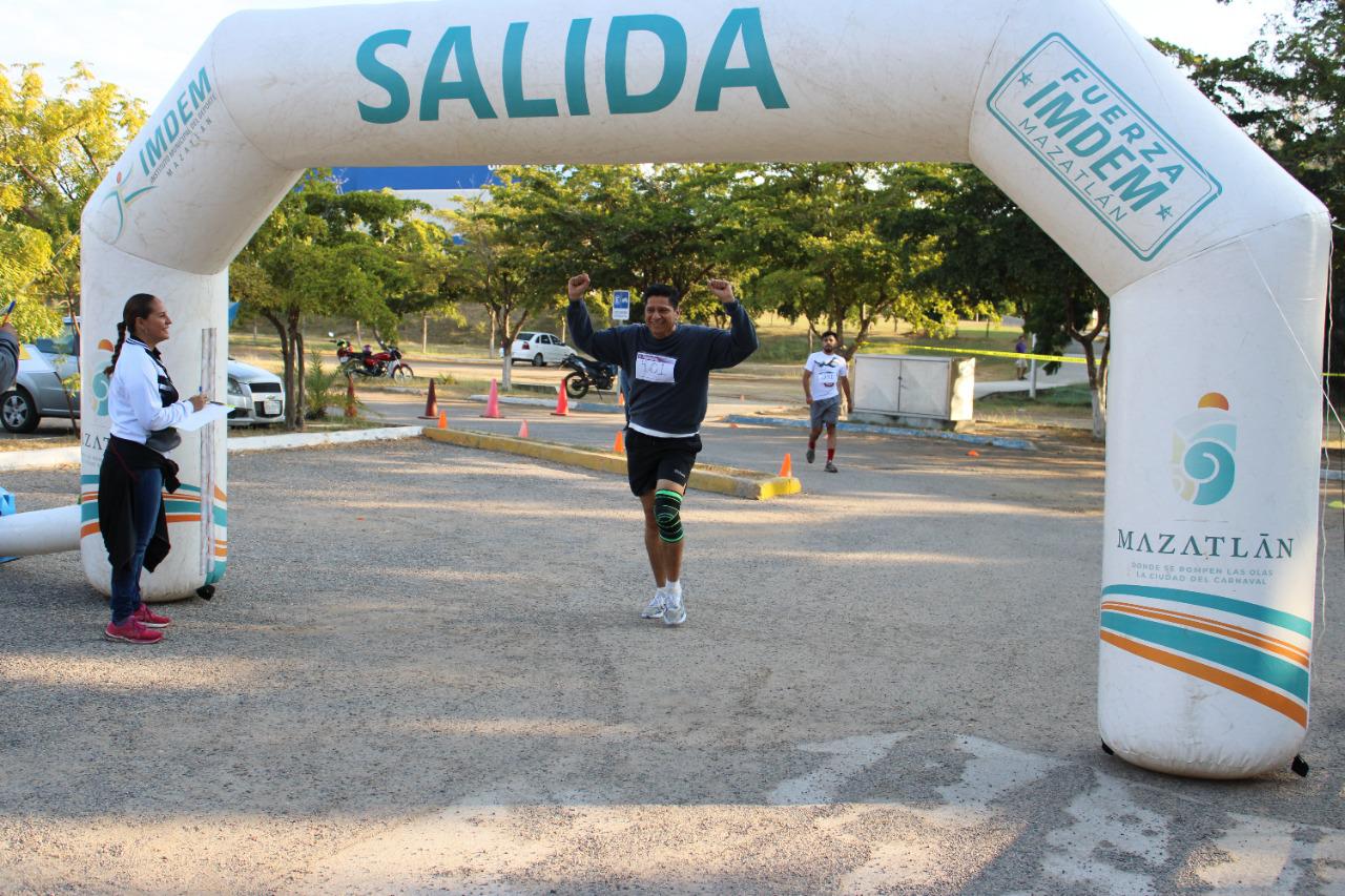 $!Completan alrededor de 200 estudiantes de la Upsin Caminata de la Salud