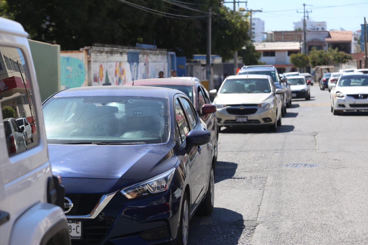 $!Cierran Avenida Leonismo Internacional y ocasiona caos vial por rutas alternas