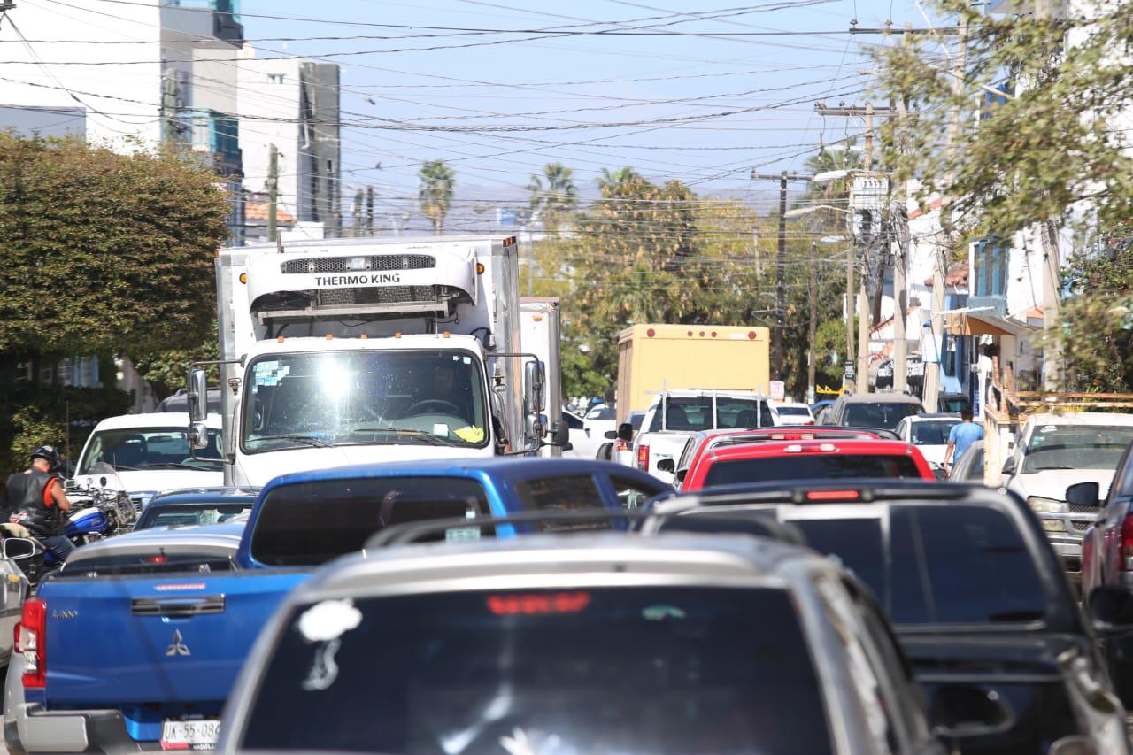 $!Cierran Avenida Leonismo Internacional y ocasiona caos vial por rutas alternas