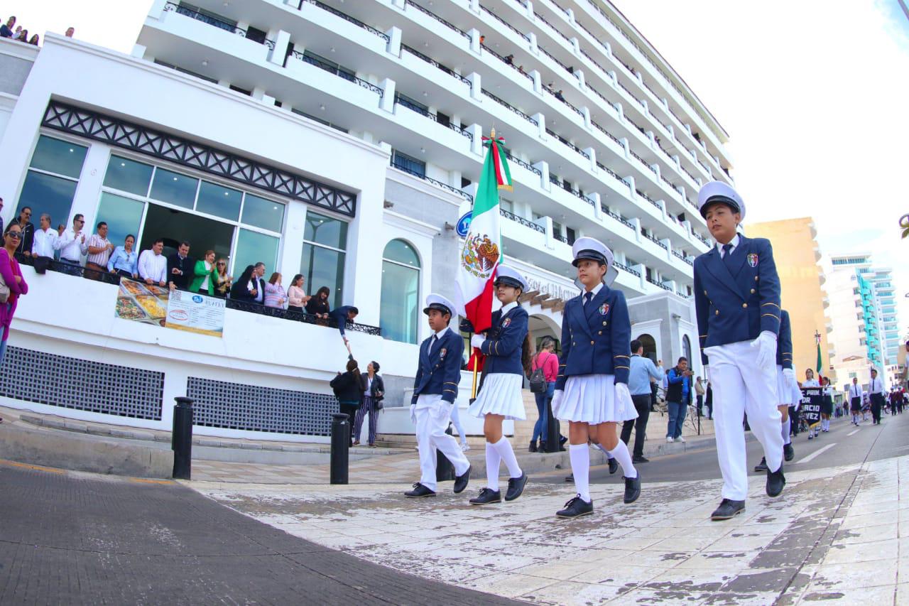 $!Desfilan escoltas de primarias resaltando la Bandera de México