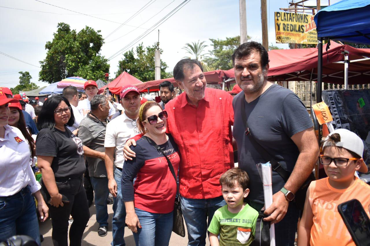 $!Pasea Noroña por tianguis de la Huizaches para cerrar gira en Sinaloa