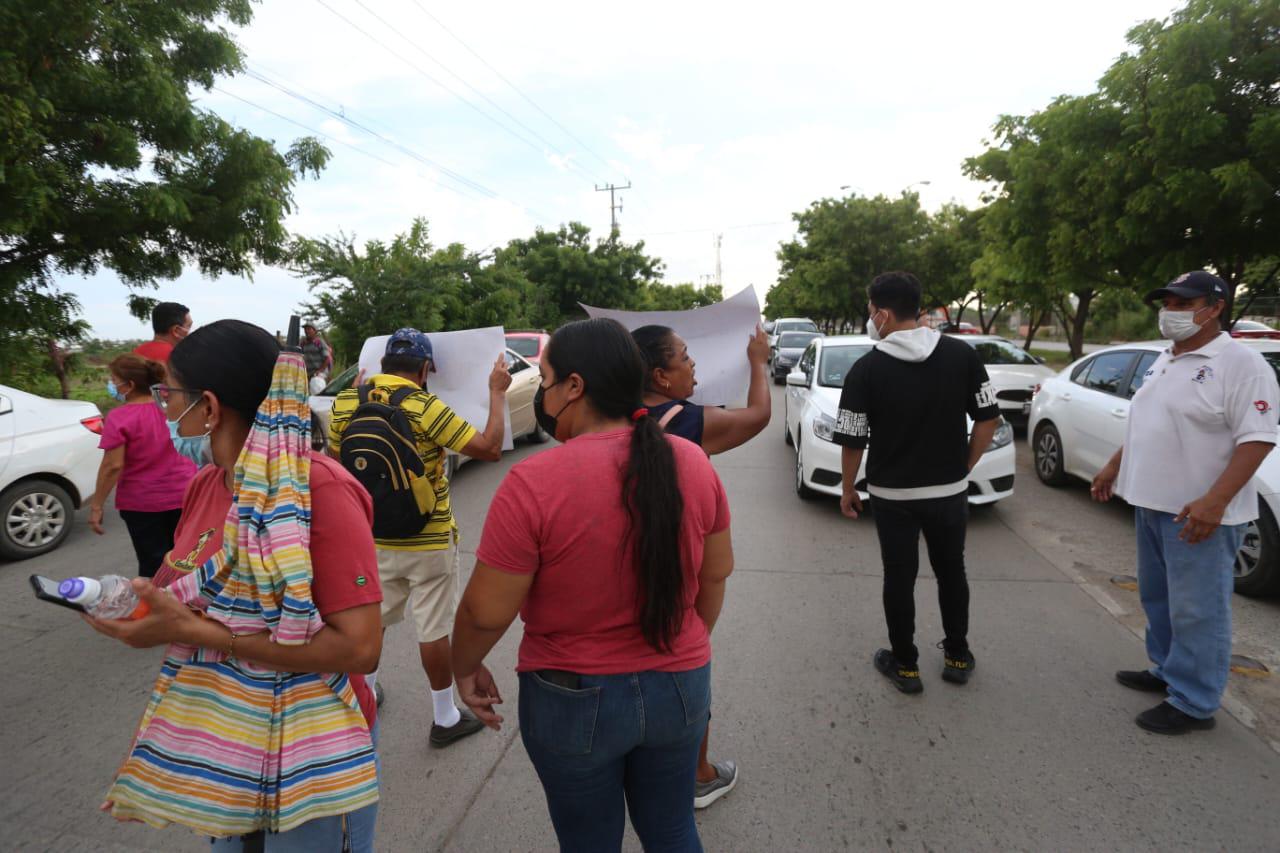 $!Bloquean la Múnich previo al partido Mazatlán FC contra el Toluca; exigen puente