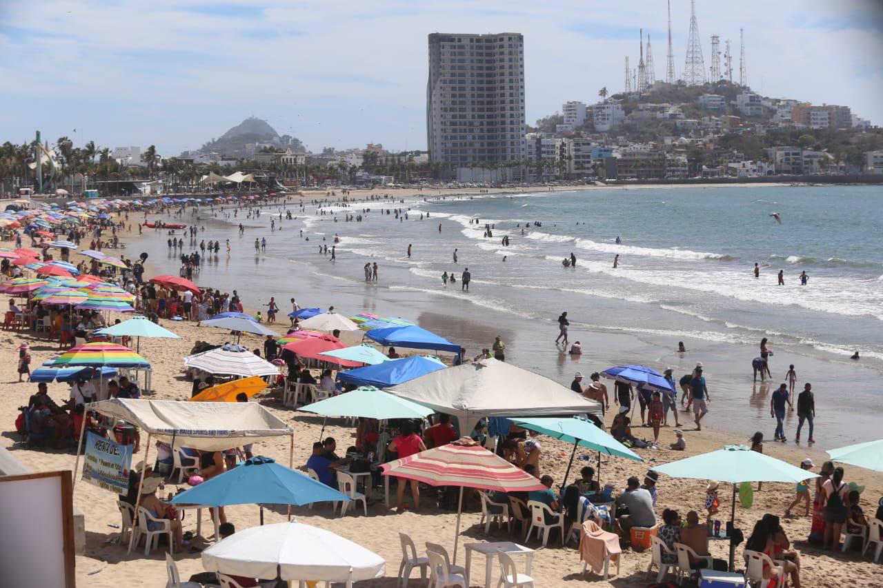 $!Se llenan playas de Mazatlán con los primeros vacacionistas