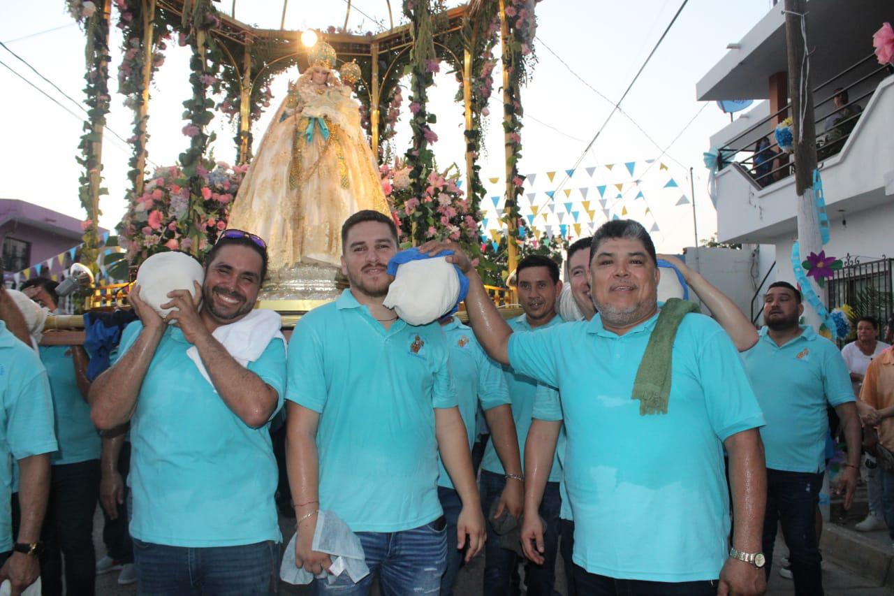 $!Hombres ofrecen con fe sus fuerzas para que Nuestra Señora del Rosario recorra su pueblo